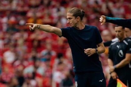 Filipe luís aplica ‘nó tático’ em anfield: monaco reage de