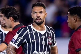 Corinthians bate bragantino por 2 a 0 com falha bizarra