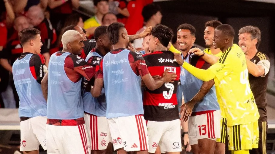 Flamengo vence vitória com golaços de pulgar e bruno henrique