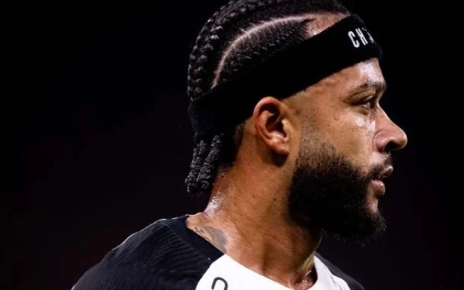 Corinthians enfrenta dívida milionária com memphis depay e teme ação