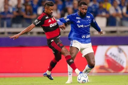 Bruno henrique, do flamengo, sofre entrada dura, revela tornozelo inchado