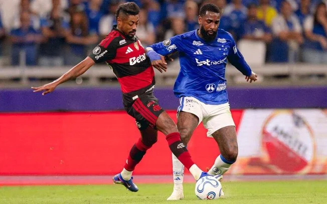 Bruno henrique, do flamengo, sofre entrada dura, revela tornozelo inchado