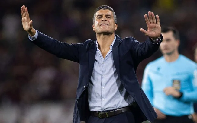 Vasco renovado recebe olimpia em são januário: cruzmaltino de pedro