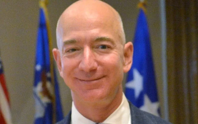 Jeff bezos (amazon) e eduardo saverin (facebook) adquirem participação minoritária