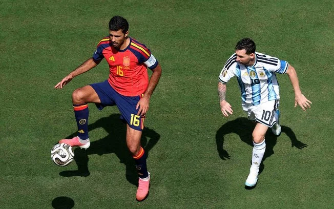 Barcelona eleva a aposta por rodri: terceira oferta de r$