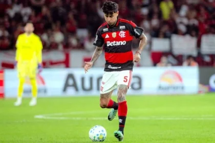 Flamengo age para blindar erick pulgar do interesse saudita e
