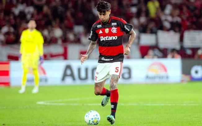 Flamengo age para blindar erick pulgar do interesse saudita e