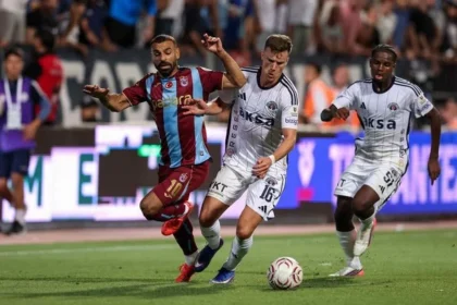 Mohamed salah faz sua estreia pelo trabzonspor em empate eletrizante