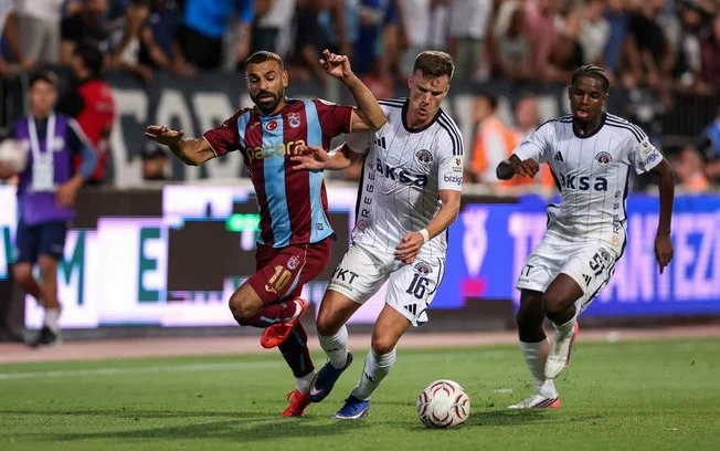 Mohamed salah faz sua estreia pelo trabzonspor em empate eletrizante
