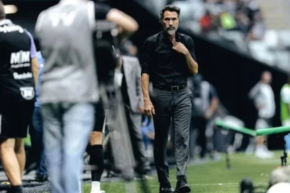 Eduardo domínguez, técnico do atlético mg, alerta para urgência na contratação