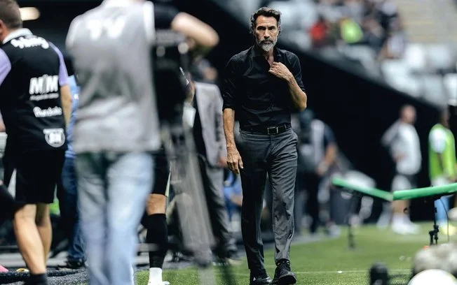 Eduardo domínguez, técnico do atlético mg, alerta para urgência na contratação
