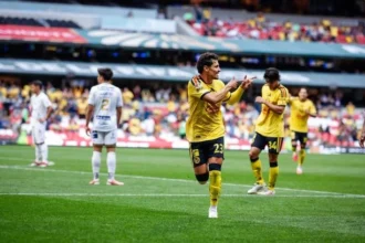 Raphael veiga tem noite de gala com gol e duas
