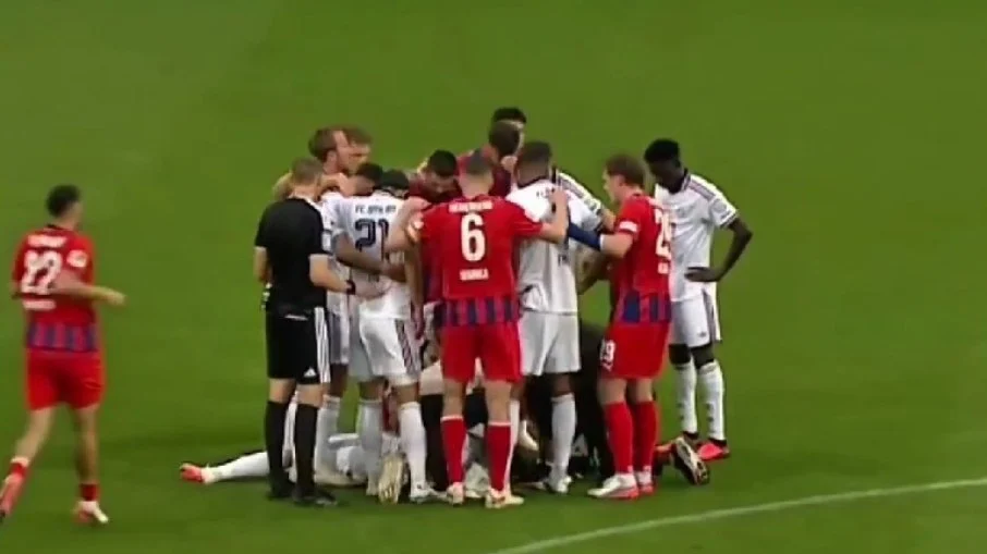 Atacante alemão jamal musiala do bayern de munique desmaia pela