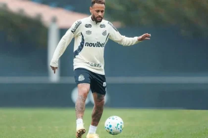 Enquanto santos viaja, neymar treina com bola no ct rei