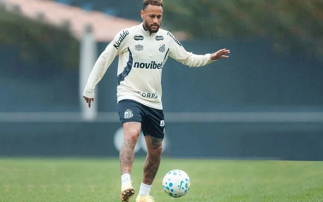 Enquanto santos viaja, neymar treina com bola no ct rei