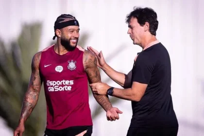 Após novela da renovação, memphis depay reestreia com assistência decisiva