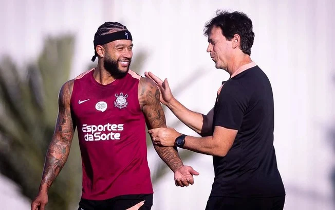 Após novela da renovação, memphis depay reestreia com assistência decisiva