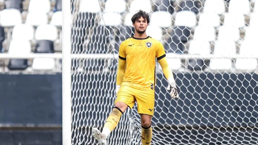Botafogo não comenta afastamento de bruninho samúdio, goleiro promissor e
