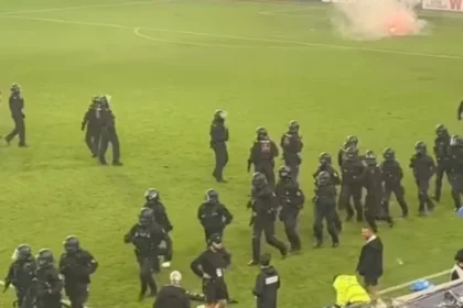 Clássico da copa da alemanha vira cenário de guerra: 85