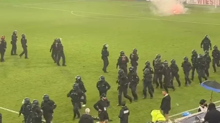 Clássico da copa da alemanha vira cenário de guerra: 85