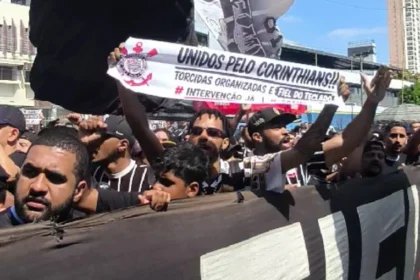 Torcida do corinthians em massa pede intervenção judicial e reforma