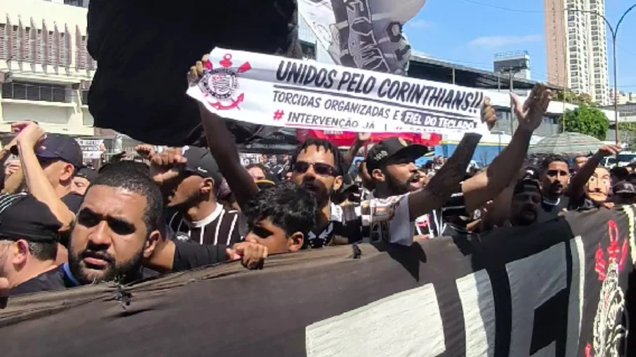 Torcida do corinthians em massa pede intervenção judicial e reforma