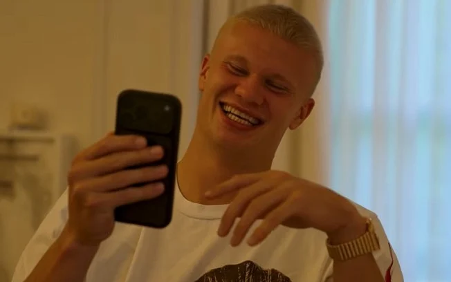 Erling haaland radicaliza o visual antes da premier league e
