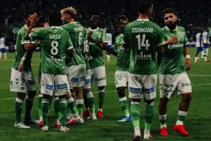Vídeo viral: técnico do saint étienne manda torcida calar a boca