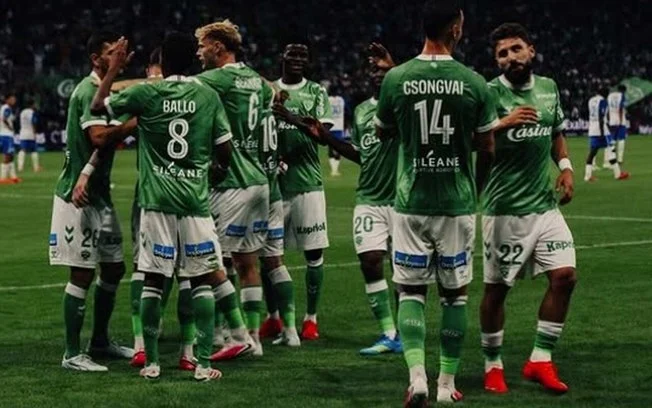 Vídeo viral: técnico do saint étienne manda torcida calar a boca