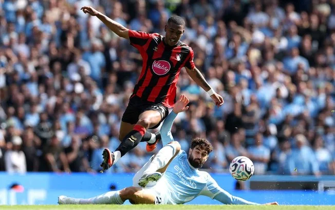 Manchester city vira no apagar das luzes com brilho de