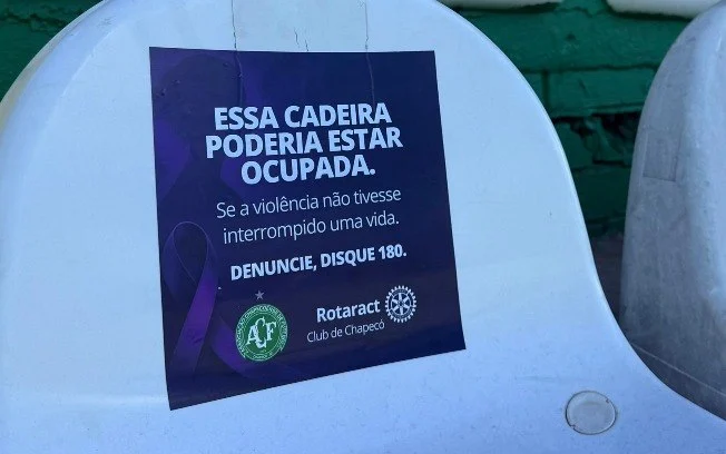 Chapecoense promove ação impactante contra violência à mulher e enfrenta