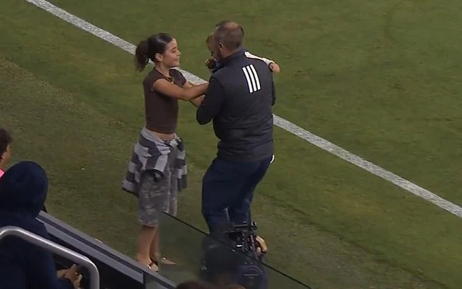 Vídeo viral: bebê fofo invade campo da mls durante goleada