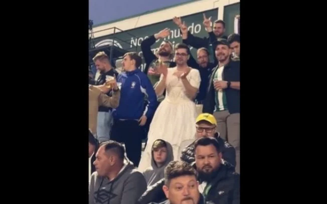 Torcedor da chapecoense vira amuleto vestido de noiva em despedida
