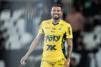 Reinaldo desabafa após cusparada em jogo contra o santos na