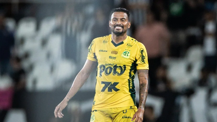 Reinaldo desabafa após cusparada em jogo contra o santos na