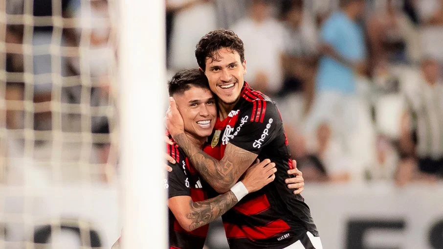 Atacante do flamengo, luiz araújo, rebate torcedor que o chamou