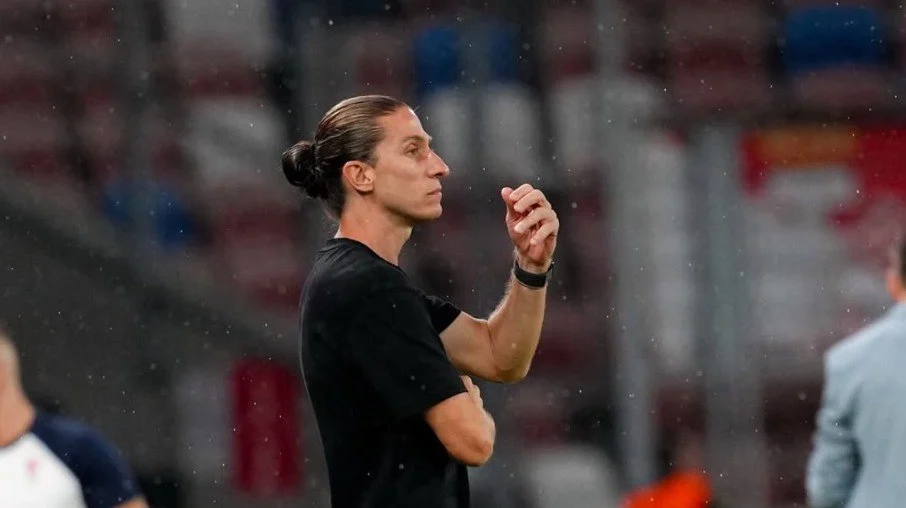 Filipe luís em sua primeira grande decisão no monaco: ex flamengo