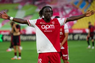 Filipe luís, ex flamengo, garante monaco na fase de liga da