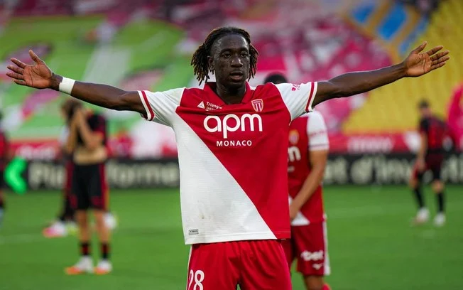 Filipe luís, ex flamengo, garante monaco na fase de liga da