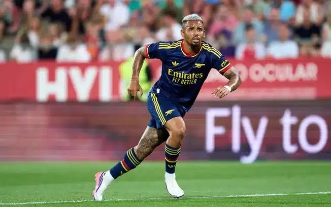 Gabriel jesus surpreende e troca arsenal por barcelona em acordo