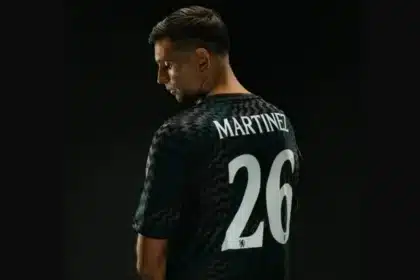 Chelsea oficializa contratação de dibu martínez: goleiro campeão mundial assina