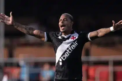 Atacante david corrêa, do vasco, é alvo de buscas em