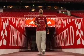 Liverpool choca mercado e oficializa bradley barcola, ex psg e destaque