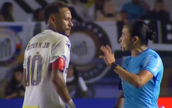 Tiago leifert entra em campo por neymar, critica ‘dubladores de
