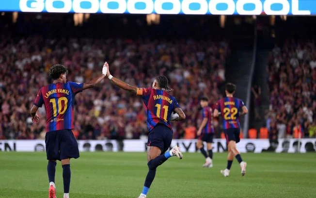 Raphinha e lamine yamal brilham em goleada do barcelona, que