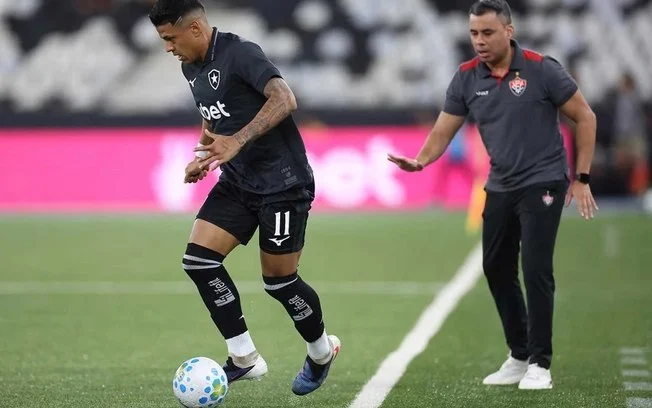 Botafogo acelera busca por atacante canhoto e tem última semana