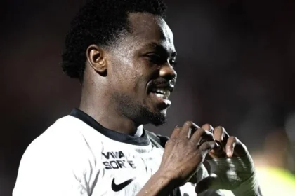 Vasco repete sina: sucesso nas copas e drama no brasileirão