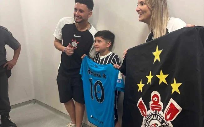 Corinthians abraça pedro mello: menino hostilizado por camisa de neymar