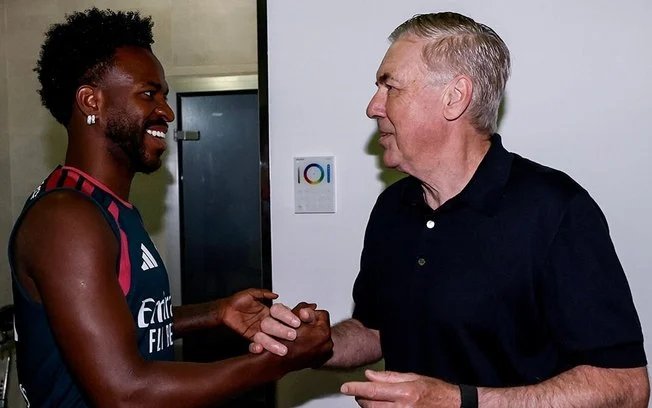Ancelotti no nilton santos: técnico da seleção brasileira observa botafogo