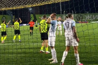 Pênalti bizarro na ucrânia: zagueiro defende bola com a mão,